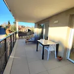 Climatise Avec Piscine Et Parking A Apartmán *