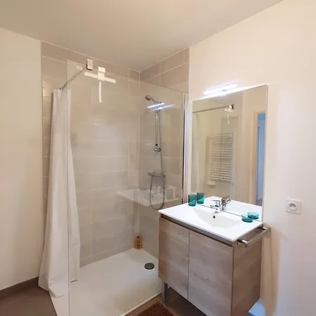 Climatise Avec Piscine Et Parking A *