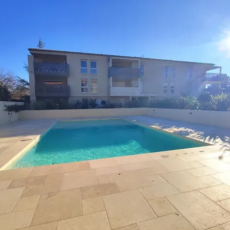 Апартаменты Climatise Avec Piscine Et Parking A