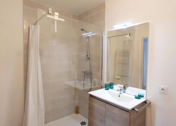 Climatise Avec Piscine Et Parking A *